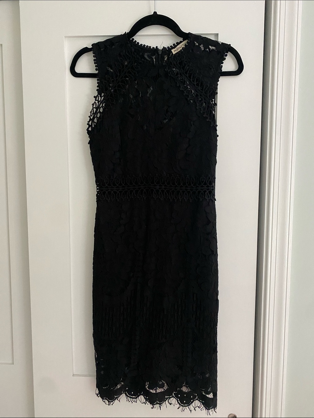 Main Strip Black Sleeveless Lace Above Knee Dress